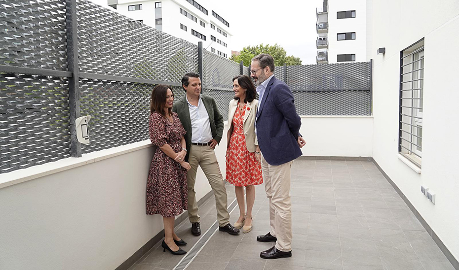 
			      La consejera de Fomento, Rocío Díaz, durante su visita a la promoción de 60 viviendas protegidas de Huerta Santa Isabel de Córdoba.			    
			  
